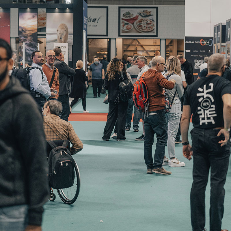 Menschen auf einer Messe