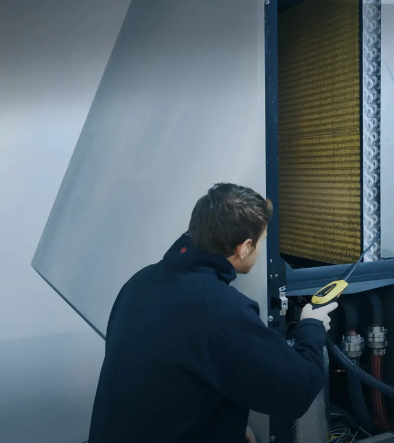 Ein Installateur nimmt eine alpha innotec Wärmepumpe in Betrieb