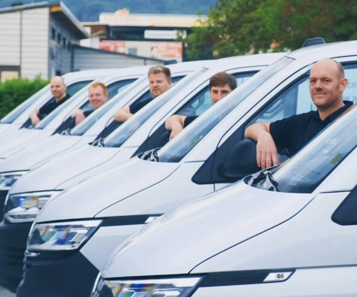 Ein alpha innotec Servicetechniker steht vor einem Fahrzeug