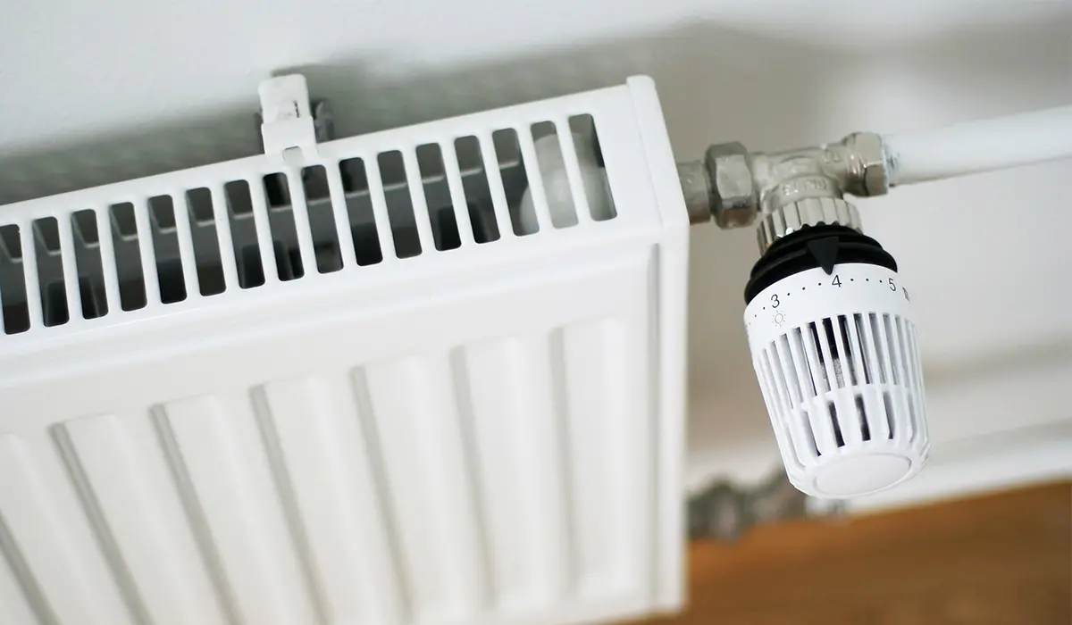 Eine Altbauwohnung mit Heizkörpern wird mit Wärmepumpe beheizt