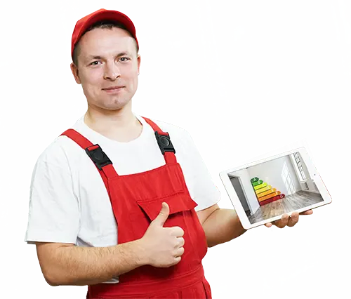 Fachpartner erklärt einem Kunden die Fördermöglichkeiten für eine alpha innotec Wärmepumpe mit Tablet in der Hand.