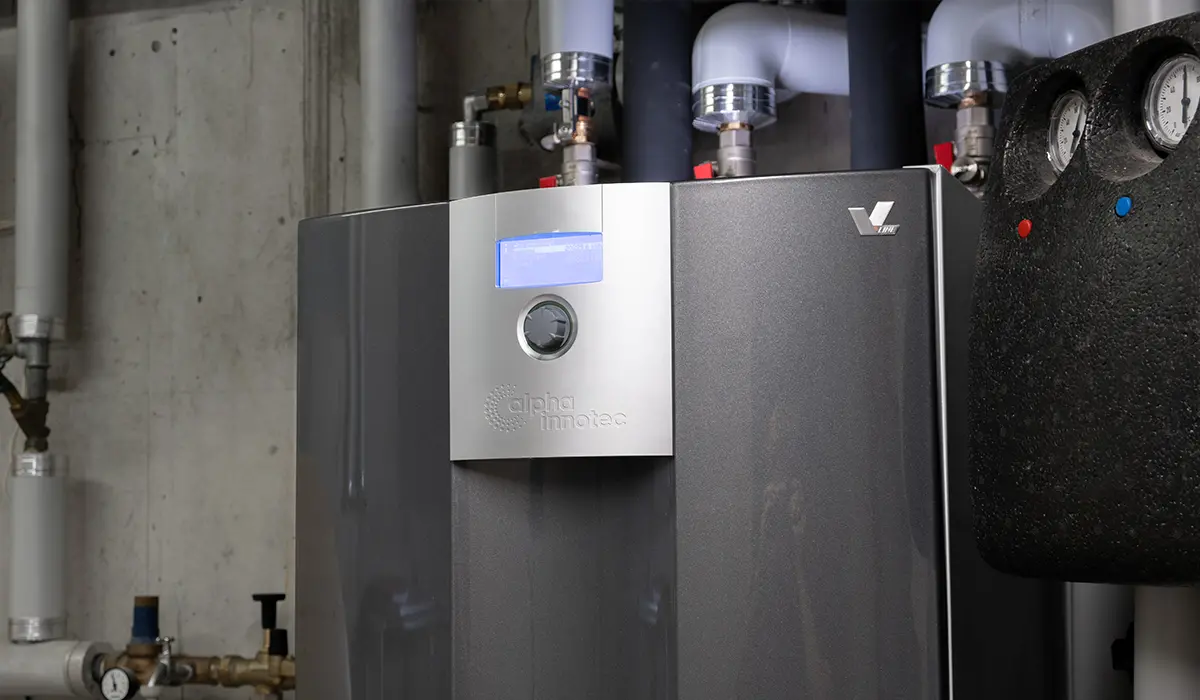 Eine alpha innotec Sole/Wasser Wärmepumpe zeigt die Vorlauftemperatur von 35°C an