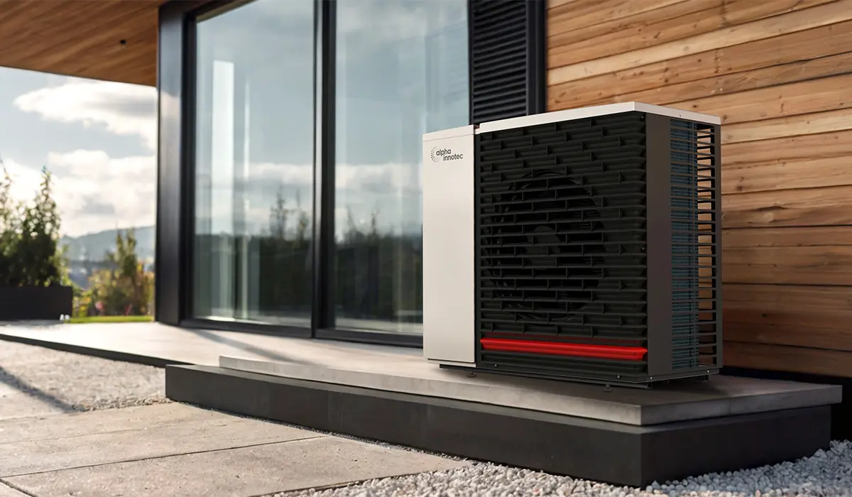 Eine alpha innotec Sole/Wasser Wärmepumpe zeigt die Vorlauftemperatur von 35°C an