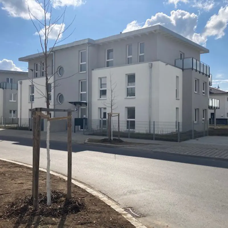 Ein Mehrfamilienhaus wird von einer alpha innotec Wärmepumpe beheizt