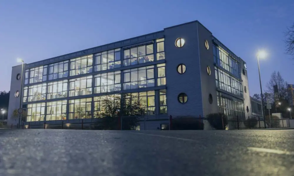 Das Produktionsgelände von alpha innotec in Kasendorf bei Nacht