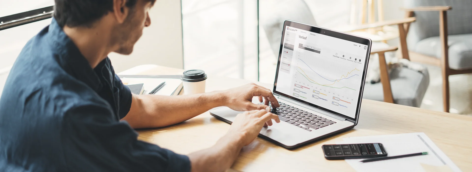 Ein Installateur sitzt am Laptop und arbeitet mit myUplink PRO